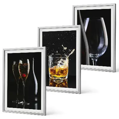 Billedvæg glas med vin og whisky på sort baggrund