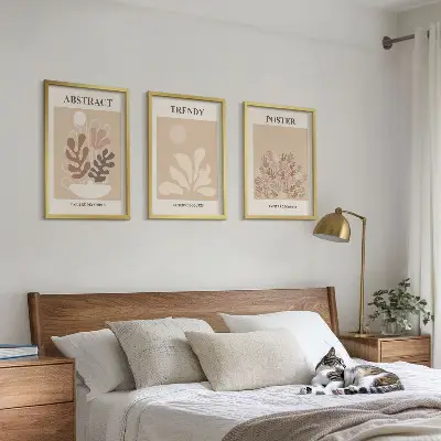 Billedvæg med plantemotiver i beige og brune nuancer