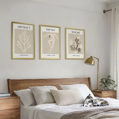 Billedvæg med beige og brune blomstermønstre