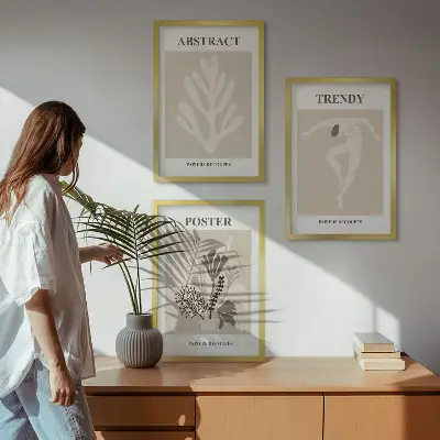 Billedvæg med beige og brune blomstermønstre