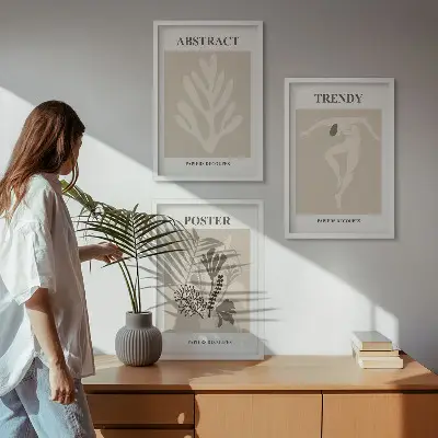 Billedvæg med beige og brune blomstermønstre
