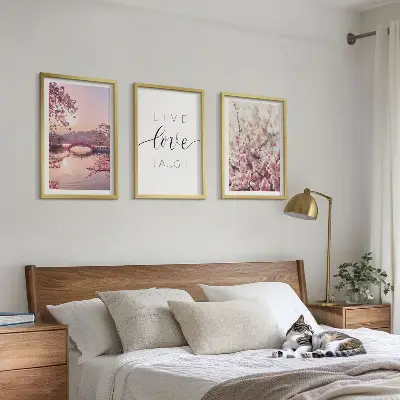 Triptykon med motiv af indskrift på blomsterbroen indrammet billede