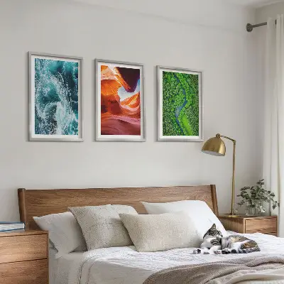 Billedsæt til soveværelset med motiv af vandbevægelse i en grøn skovkløft