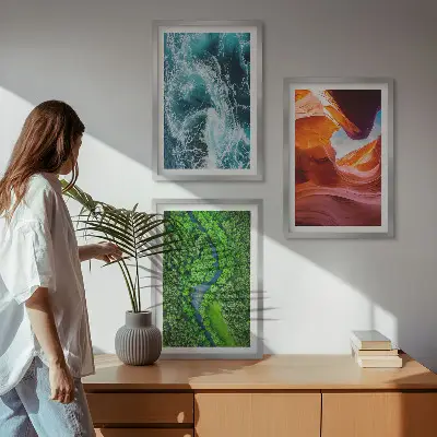 Billedsæt til soveværelset med motiv af vandbevægelse i en grøn skovkløft