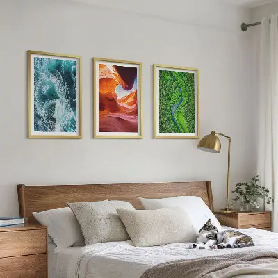 Billedsæt til soveværelset med motiv af vandbevægelse i en grøn skovkløft