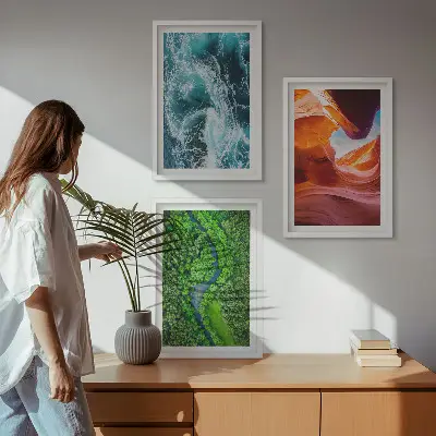 Billedsæt til soveværelset med motiv af vandbevægelse i en grøn skovkløft