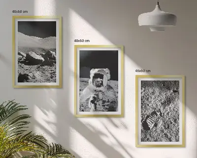 Triptykon med NASA-fotos af måneastronauter inklusive ramme