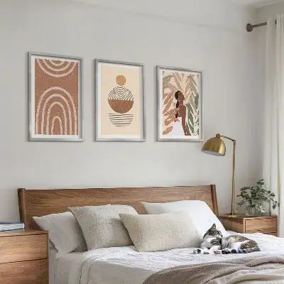 Billedvæg med plantemønstre og geometri inspiration til stilfuld indretning