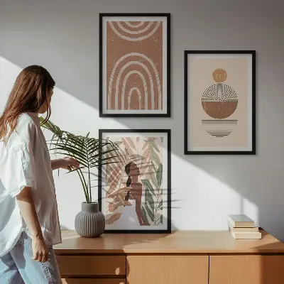 Billedvæg med plantemønstre og geometri inspiration til stilfuld indretning
