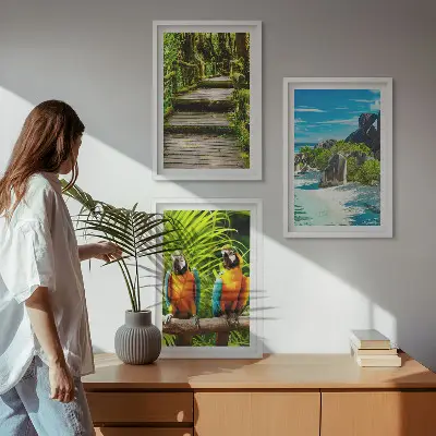 Triptyk af billeder med ramme motiv af tropisk skov med papegøje og vandfald