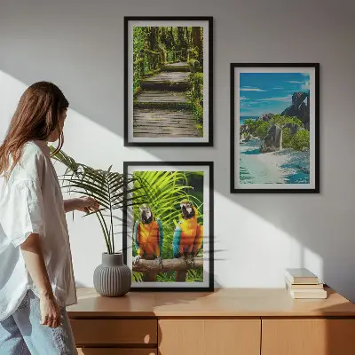 Triptyk af billeder med ramme motiv af tropisk skov med papegøje og vandfald