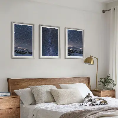 Triptykon med nattehimlen over bjergene billeder med stjerner og ramme