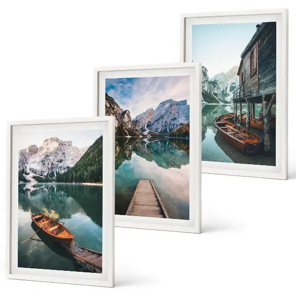 Billedvæg med motiver af sø, bjerge, både og sommerhus