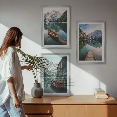 Billedvæg med motiver af sø, bjerge, både og sommerhus