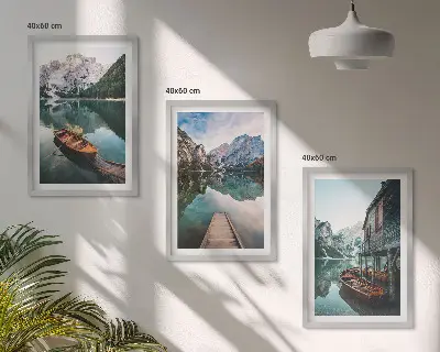 Billedvæg med motiver af sø, bjerge, både og sommerhus
