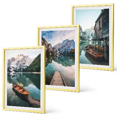 Billedvæg med motiver af sø, bjerge, både og sommerhus