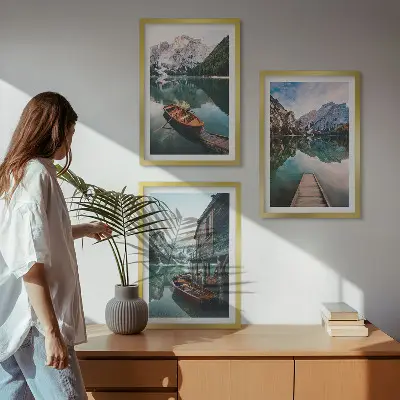 Billedvæg med motiver af sø, bjerge, både og sommerhus