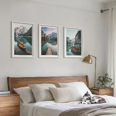 Billedvæg med motiver af sø, bjerge, både og sommerhus