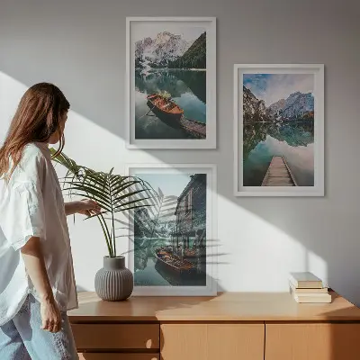 Billedvæg med motiver af sø, bjerge, både og sommerhus