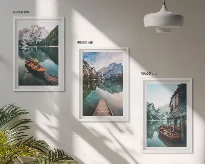 Billedvæg med motiver af sø, bjerge, både og sommerhus
