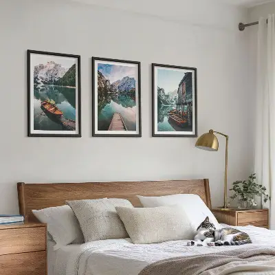 Billedvæg med motiver af sø, bjerge, både og sommerhus
