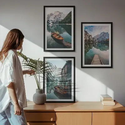 Billedvæg med motiver af sø, bjerge, både og sommerhus