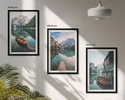 Billedvæg med motiver af sø, bjerge, både og sommerhus