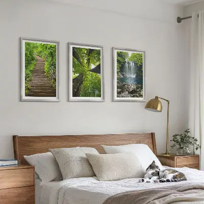 Billedvæg med motiv af sti i skov med vandfald og vegetation