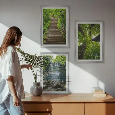 Billedvæg med motiv af sti i skov med vandfald og vegetation