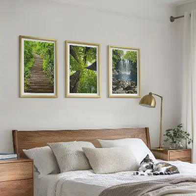 Billedvæg med motiv af sti i skov med vandfald og vegetation