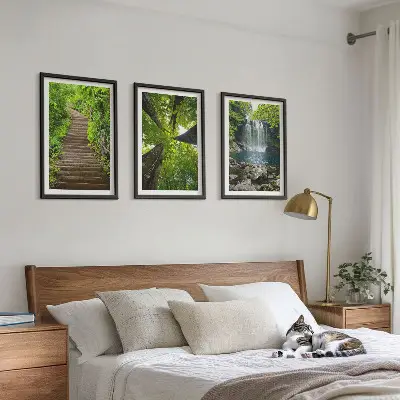 Billedvæg med motiv af sti i skov med vandfald og vegetation