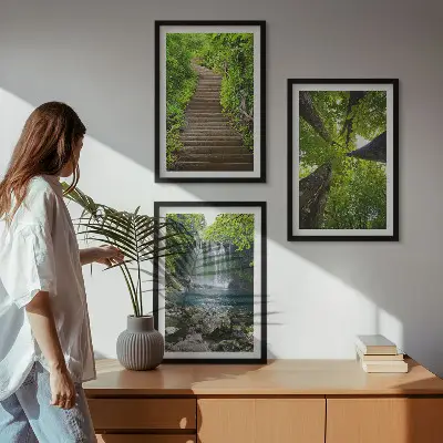 Billedvæg med motiv af sti i skov med vandfald og vegetation