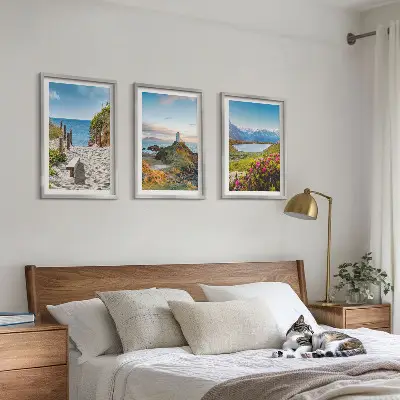 Triptykon med ramme strand, fyrtårn, bjerge og blomster