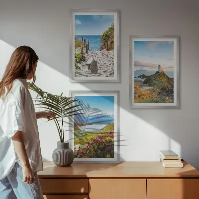 Triptykon med ramme strand, fyrtårn, bjerge og blomster