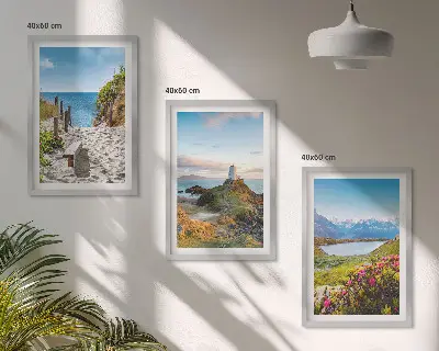 Triptykon med ramme strand, fyrtårn, bjerge og blomster
