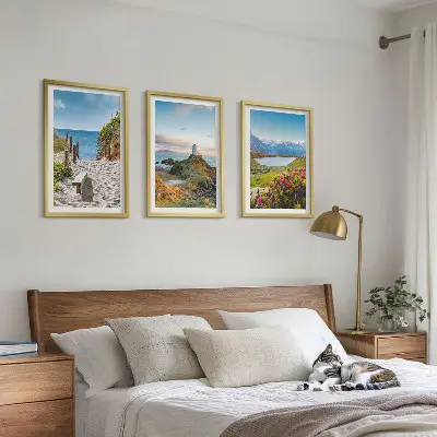 Triptykon med ramme strand, fyrtårn, bjerge og blomster