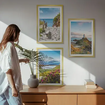 Triptykon med ramme strand, fyrtårn, bjerge og blomster