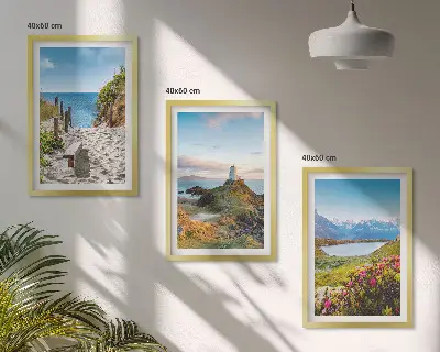 Triptykon med ramme strand, fyrtårn, bjerge og blomster