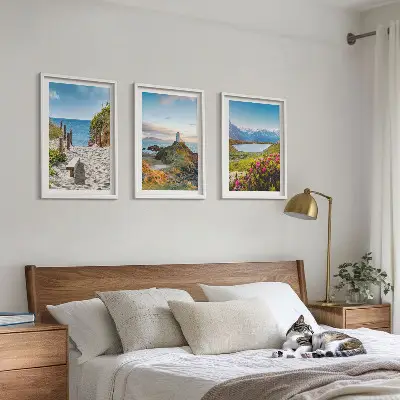 Triptykon med ramme strand, fyrtårn, bjerge og blomster