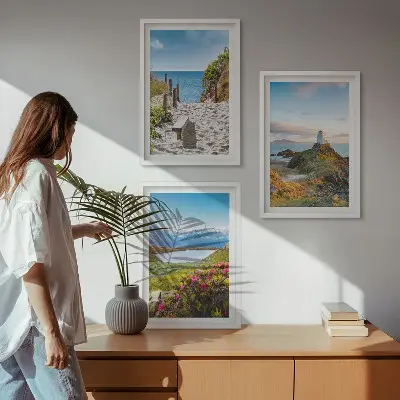 Triptykon med ramme strand, fyrtårn, bjerge og blomster