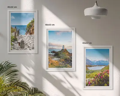 Triptykon med ramme strand, fyrtårn, bjerge og blomster