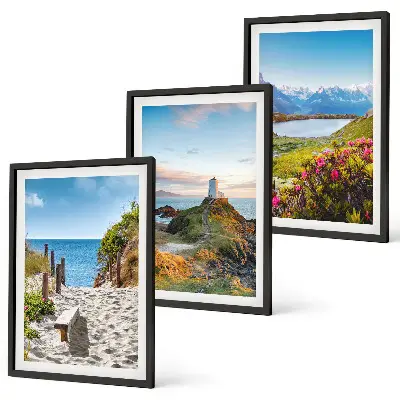 Triptykon med ramme strand, fyrtårn, bjerge og blomster