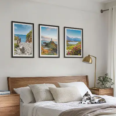 Triptykon med ramme strand, fyrtårn, bjerge og blomster
