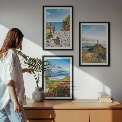 Triptykon med ramme strand, fyrtårn, bjerge og blomster