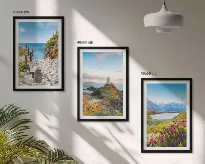 Triptykon med ramme strand, fyrtårn, bjerge og blomster