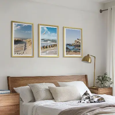 Billedsæt til soveværelset med motiv af strandens træsti og klipper