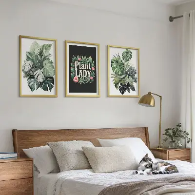 Billedsæt til soveværelset med motiv af tropiske planter og teksten Plant Lady