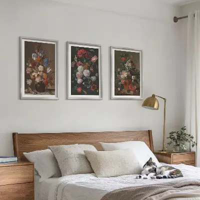 Billedsæt til soveværelset med kompositioner af blomster i vaser