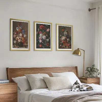Billedsæt til soveværelset med kompositioner af blomster i vaser
