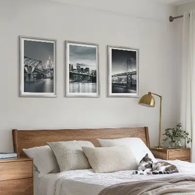 Triptykon billeder med ramme med motiv af broer og byarkitektur i grå nuancer
